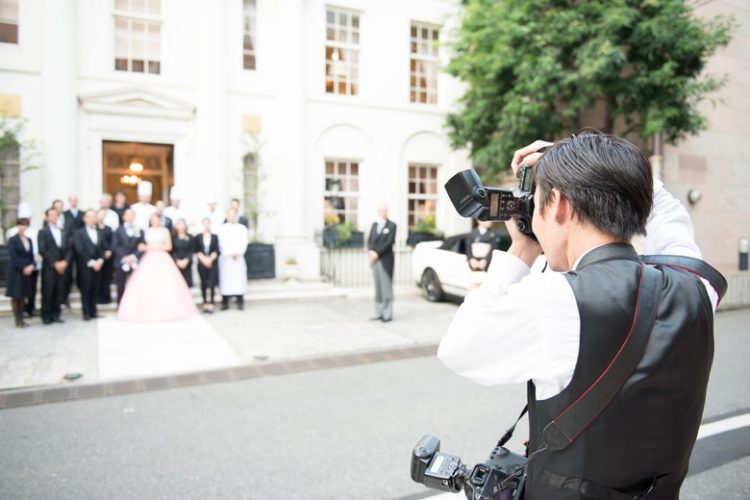 結婚式で依頼するカメラマンの相場 それぞれの注意点を解説 花嫁ノート