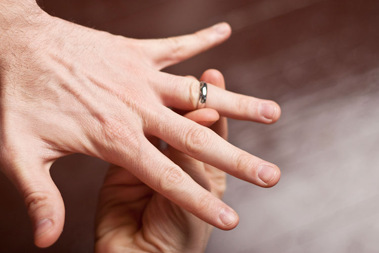 男性用 結婚指輪5つの選び方 男性が付けたくなるリングデザインと相場 花嫁ノート