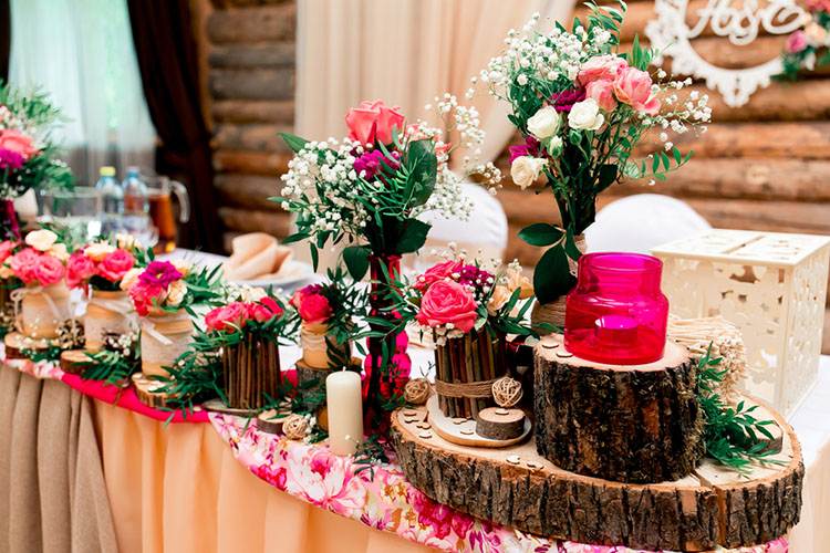披露宴のメインテーブル 高砂席 飾り方 装花なしでもかわいい 花嫁ノート